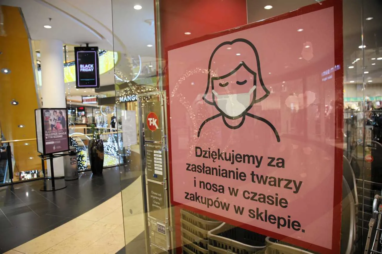 Mandaty za brak maseczek w przedświąteczny weekend. Policja podaje dane