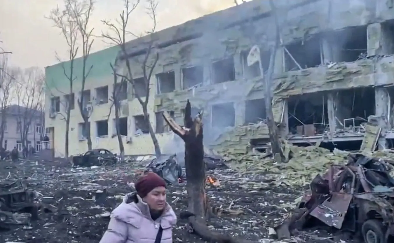 Skandaliczny wpis ambasady Rosji. Ranna po ataku na szpital ma według nich "realistyczny makijaż”