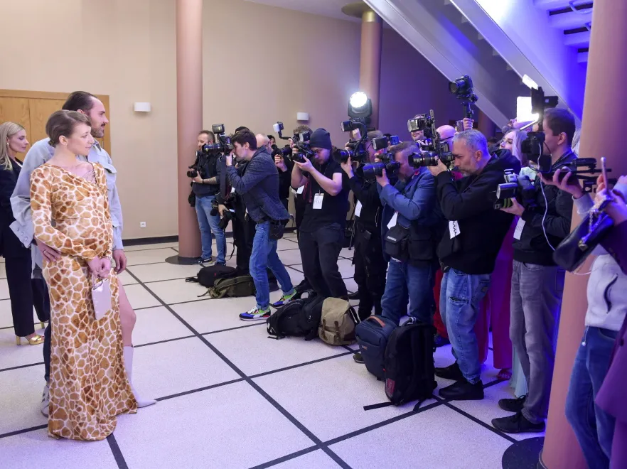 Zaawansowana ciąża, nagie plecy i "noga Angeliny": Lara Gessler na gali Elle Style Awards. FOTO