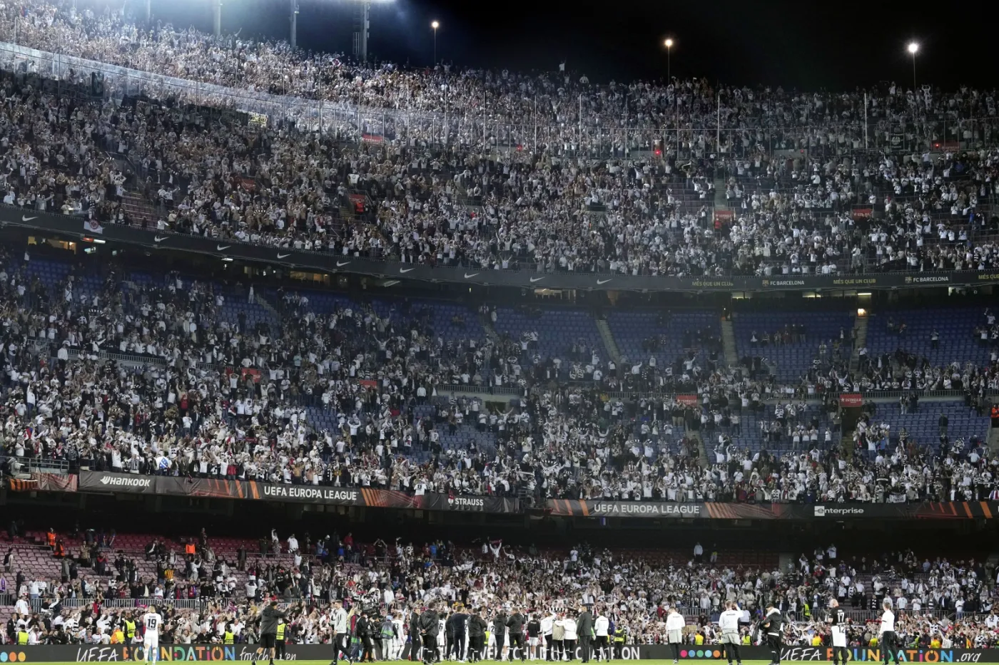 30 tys. fanów Eintrachtu na Camp Nou. Prezes "Barcy" oburzony i zawstydzony