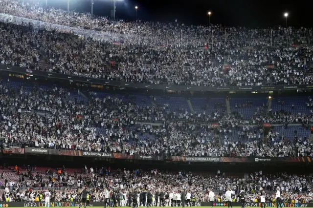 30 tys. fanów Eintrachtu na Camp Nou. Prezes "Barcy" oburzony i zawstydzony
