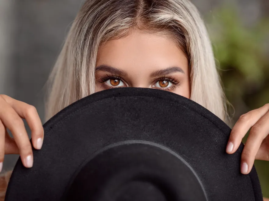 Kobieta chce ukryć włosy