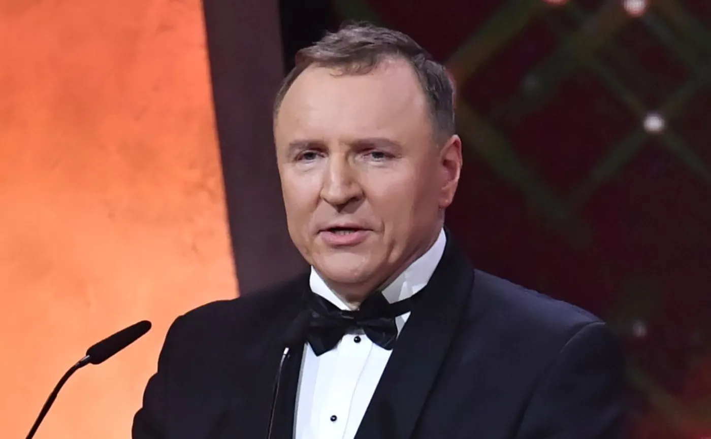 Kurski ze statuetką Biało-Czerwonych Róż od braci Karnowskich. Na gali m.in. prezes PiS