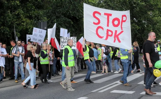 Protesty przeciwko budowie CPK. Demonstranci blokują drogi. ZDJĘCIA