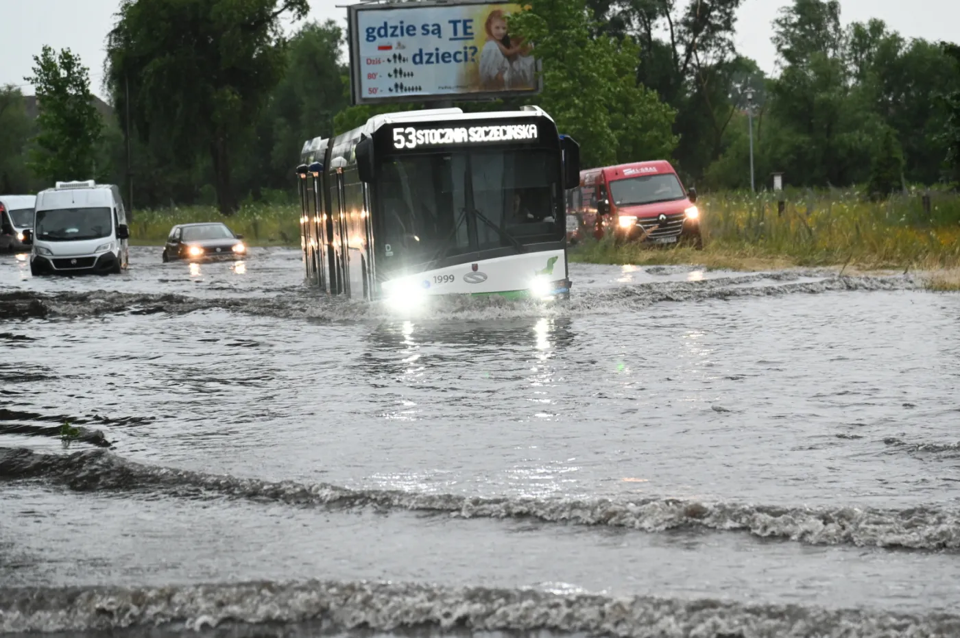 Groźne burze nad Polską. Zalane ulice Szczecina i Elbląga, przerwany festiwal Open'er