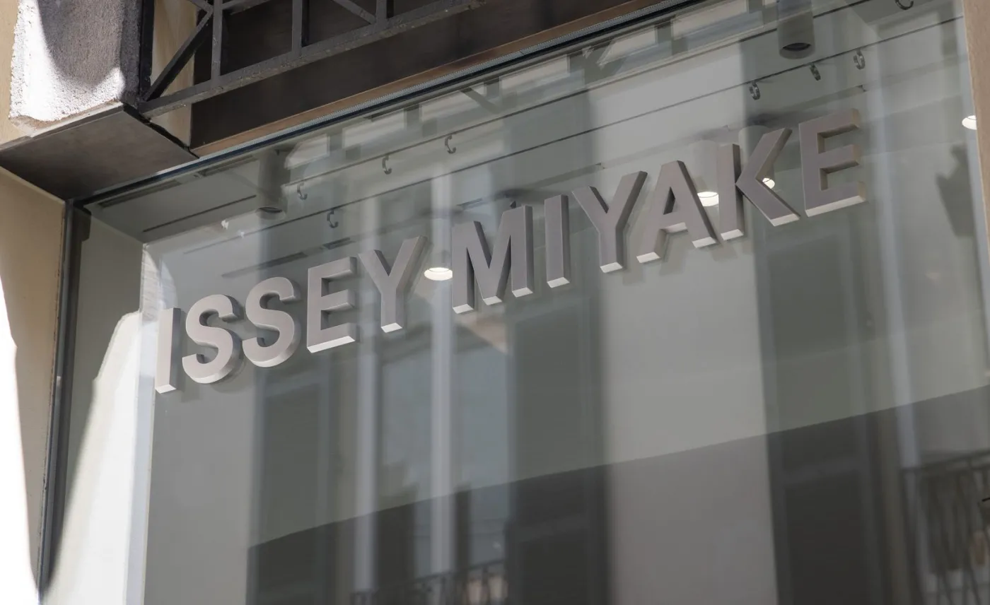 Zmarł projektant mody Issey Miyake. Zaprojektował słynny czarny golf Steve'a Jobsa