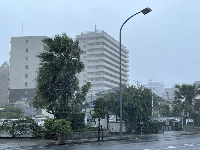 Dwie osoby zginęły, blisko 70 rannych w wyniku uderzenia tajfunu Nanmadol