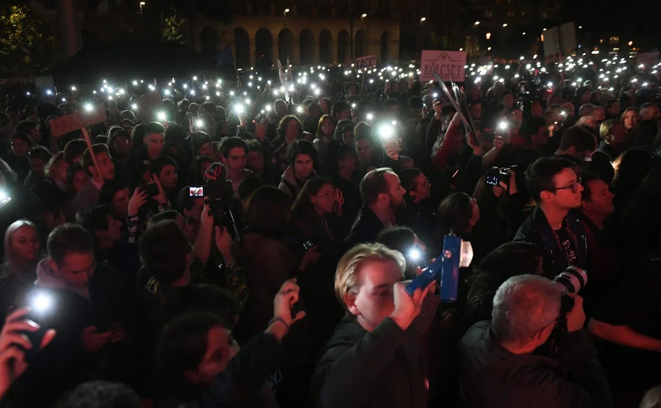 Demonstranci wspierają strajkujących nauczycieli na Węgrzech