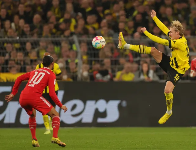 Bayern w końcówce stracił dwa gole i dwa punkty. Davies trafił do szpitala [WIDEO]