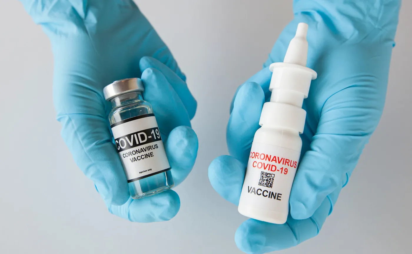 "Tradycyjna" czy donosowa? Która szczepionka lepiej chroni przed SARS-CoV-2?