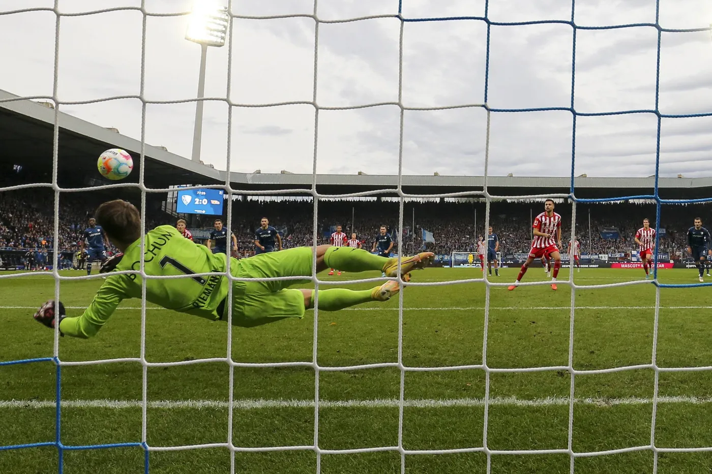 Lider Bundesligi przegrał z ostatnim zespołem w tabeli. Puchacz i Góralski nie grali