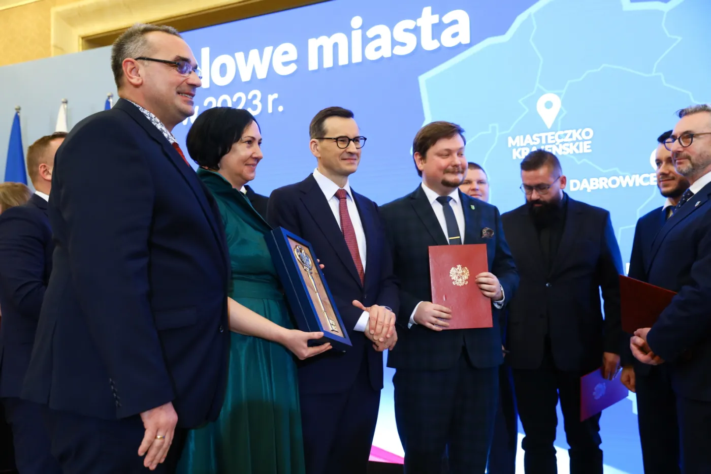 Od stycznia w Polsce będzie więcej miast. Premier wręczył samorządowcom "klucze"