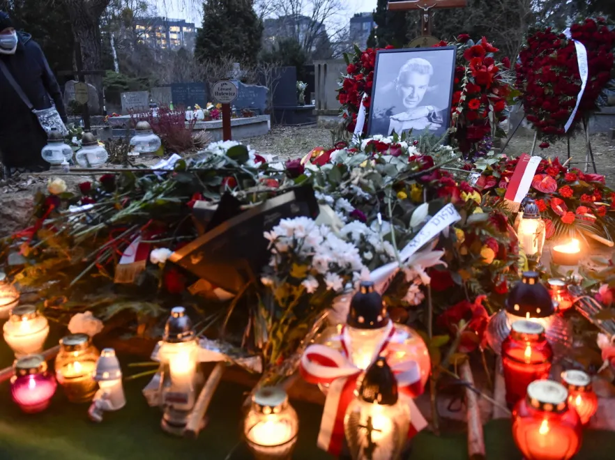 Nieprzewidziane wydarzenie na pogrzebie Emiliana Kamińskiego. Zniszczono grób...