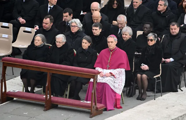 Ujawniają się podziały w Watykanie? Były sekretarz Benedykta XVI krytykuje Franciszka