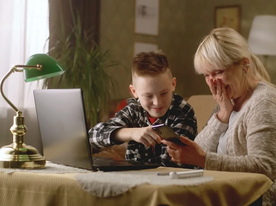 Jak się porozumieć, by się zrozumieć? Językowe konflikty międzypokoleniowe okiem ekspertki