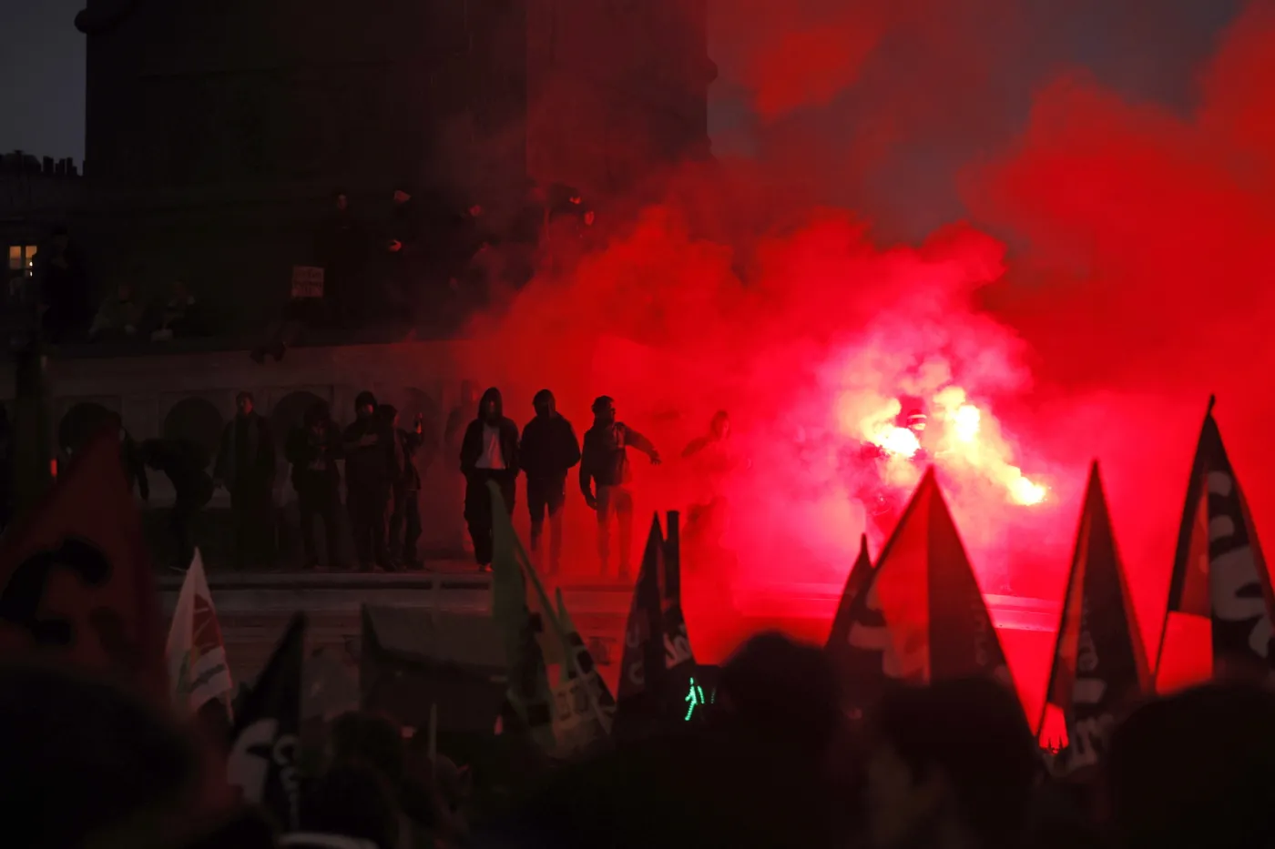 W Paryżu policja użyła gazu łzawiącego na proteście przeciwników reformy emerytalnej