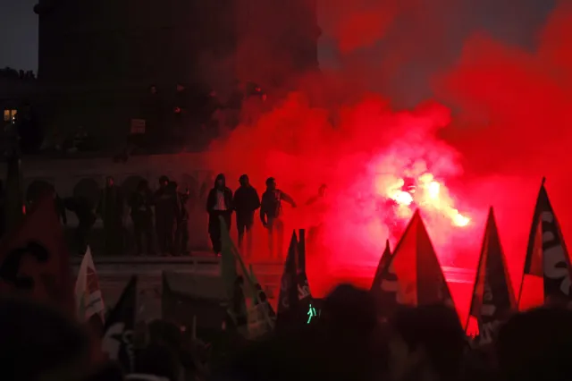 W Paryżu policja użyła gazu łzawiącego na proteście przeciwników reformy emerytalnej