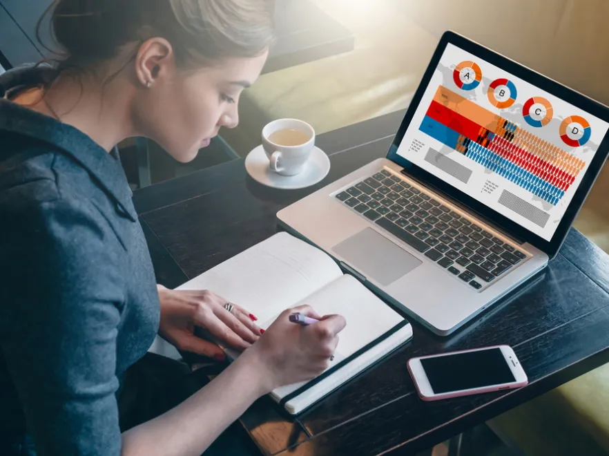 Tylko wiedza nas uratuje! Polacy sięgają po nowe narzędzie w walce z kryzysem