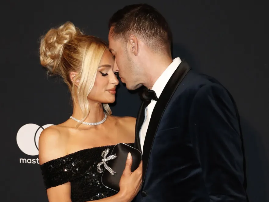 "Macierzyństwo ją uszlachetniło". Fani o prezencji Paris Hilton na pierwszym wyjściu po tym, jak została mamą [FOTO]