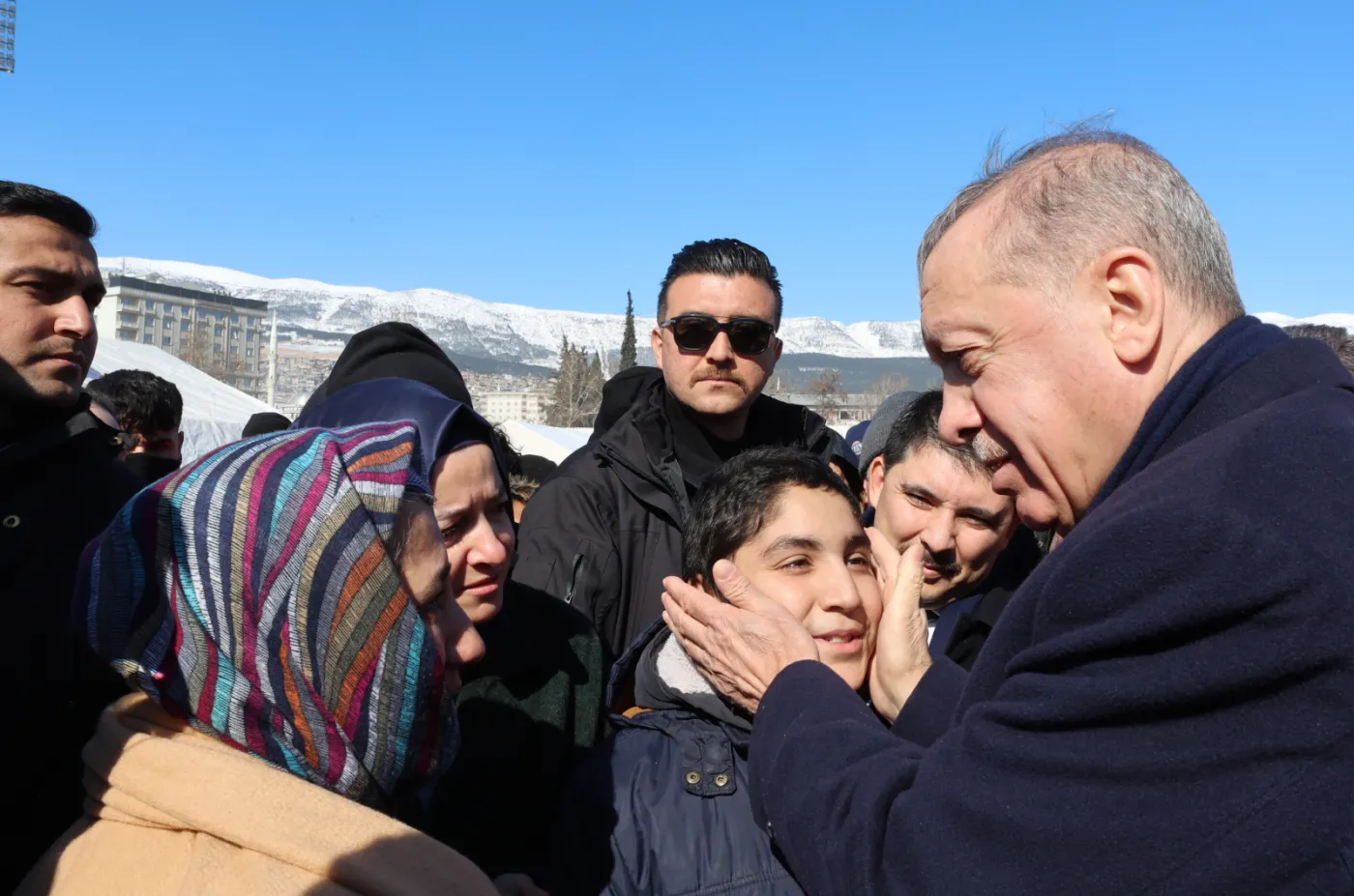 Recep Tayyip Erdogan spotyka się z ofiarami trzęsienia ziemi
