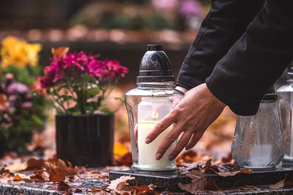Okradał groby przez sześć lat. Wpadł przez jedną wiązankę