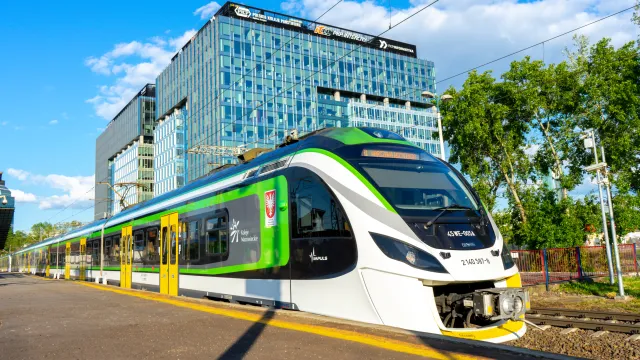 Fałszywy alarm bombowy w pociągu. Agresywny pasażer zaczął wybijać szyby