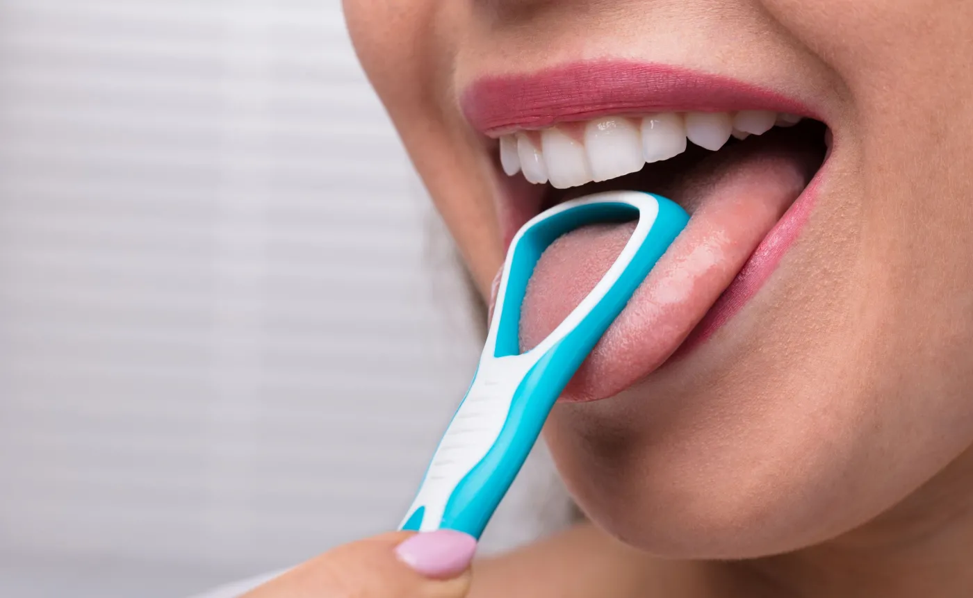 Close-up,Of,A,Woman,Cleaning,Her,Tongue,With,Cleanerk