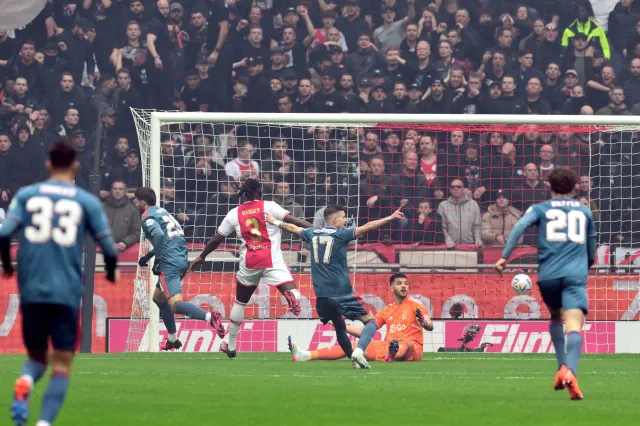 Szymański trafił do siatki Ajaksu w hicie ligi holenderskiej [WIDEO]