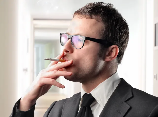 Coraz więcej Polaków pali papierosy. Co trzeci Polak pali codziennie!