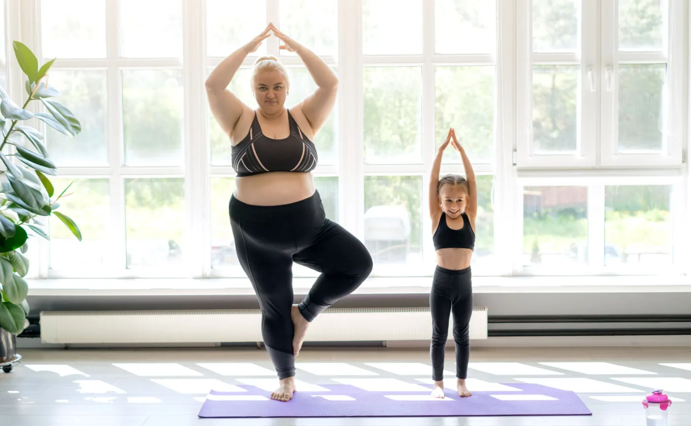 Otyła matka z córką, joga