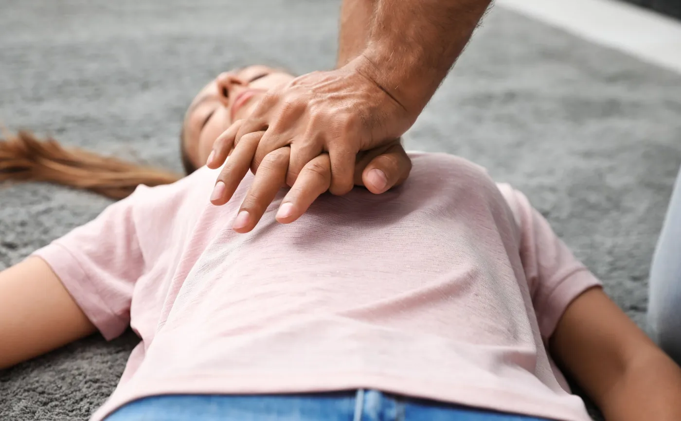 Udzielanie pierwszej pomocy. Ratunek, masaż serca