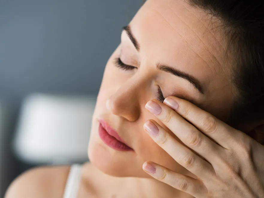 6 czynników powodujących suchość i pieczenie oczu. Sprawdź, które z nich możesz łatwo wyeliminować