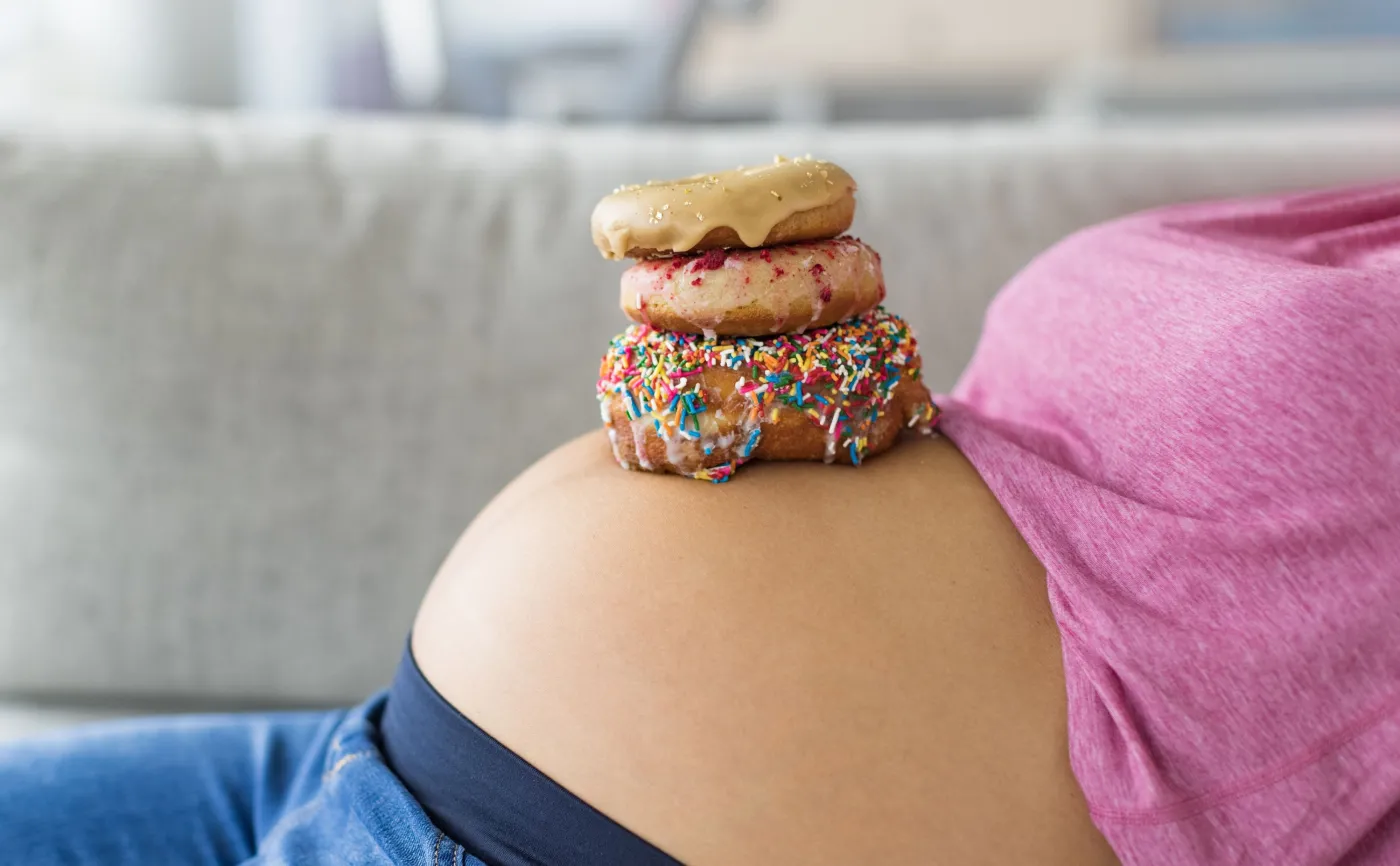 Kobieta w ciąży je słodycze