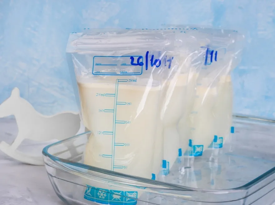 Pokarm o właściwościach leku. Jak działają banki mleka i komu korzystanie z nich finansuje NFZ?