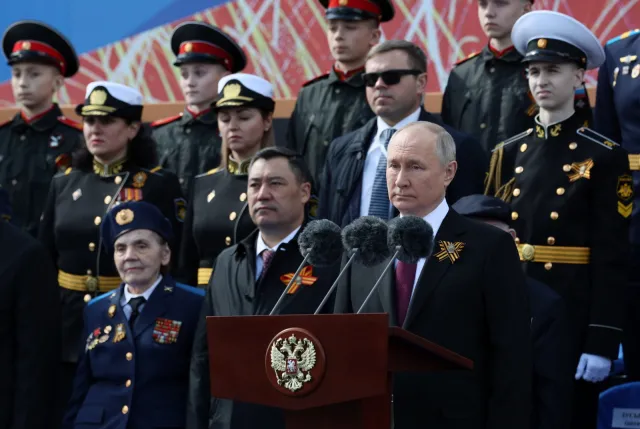 Dzień Zwycięstwa. Rzekomi "weterani" II wojny światowej u boku Putina na paradzie w Moskwie