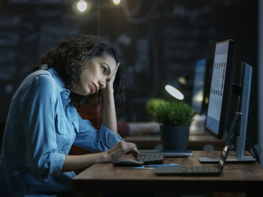 Kobieta przed komputerem