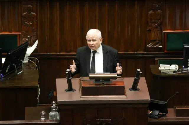 Kaczyński o kwestii relokacji migrantów w UE. Zapowiada referendum