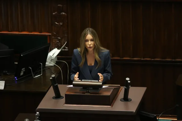 Małgorzata Rozenek-Majdan późnym wieczorem w Sejmie. Na tapecie in vitro