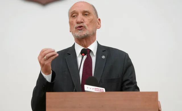Macierewicz: Tusk chciałby wznowić układ okrągłego stołu