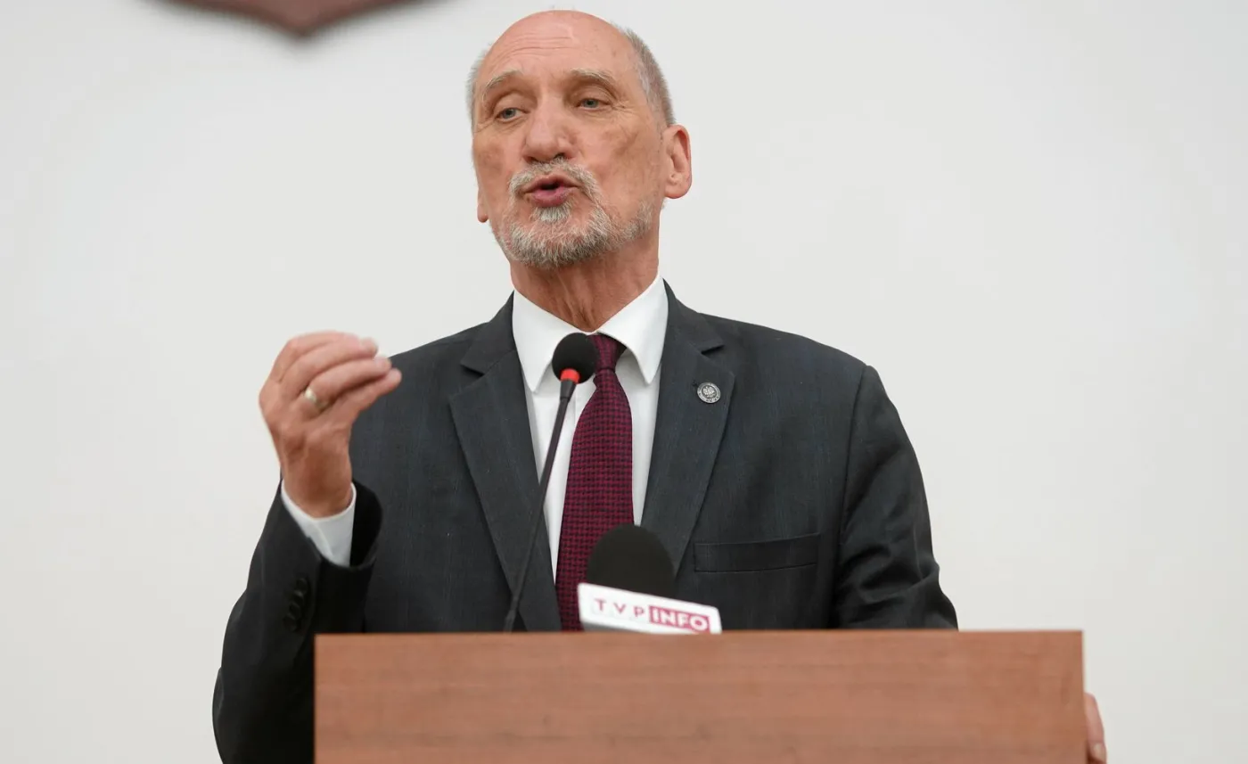 Macierewicz: Tusk chciałby wznowić układ okrągłego stołu