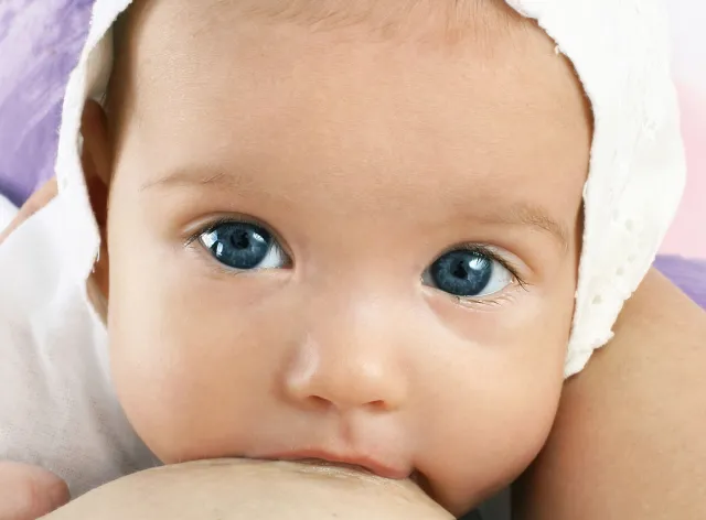 Dzieci dłużej karmione piersią lepiej się uczą