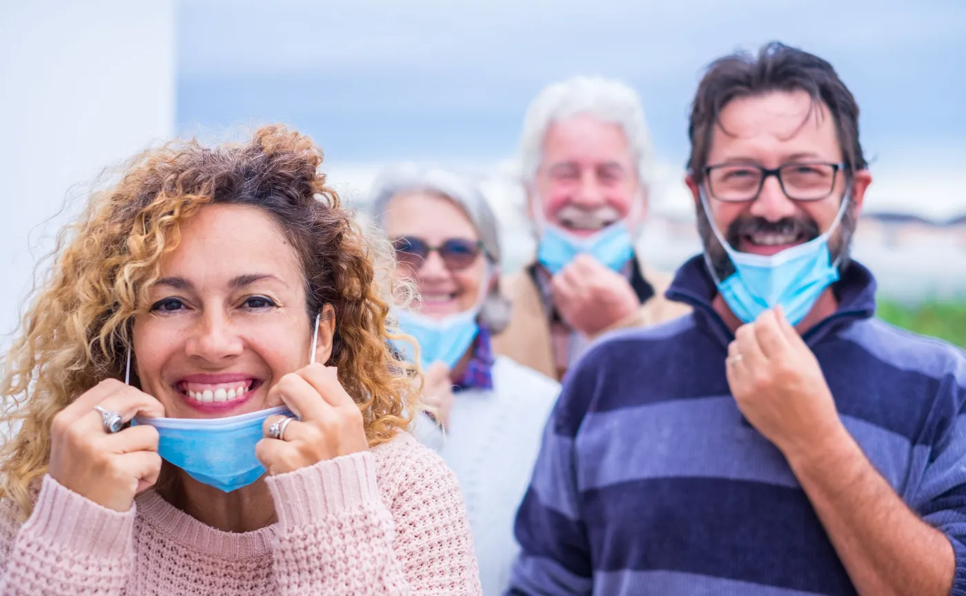 Koniec pandemii. Ludzie zdejmują maseczki
