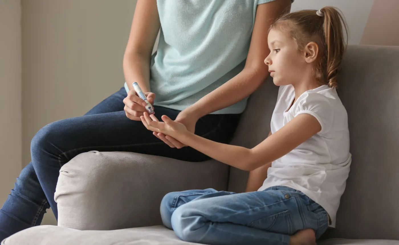 Dziecko chore na cukrzycę. Badanie glukometrem