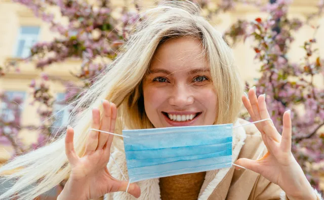 "Nie można mówić o końcu piątej fali, za wcześnie na znoszenie obostrzeń"