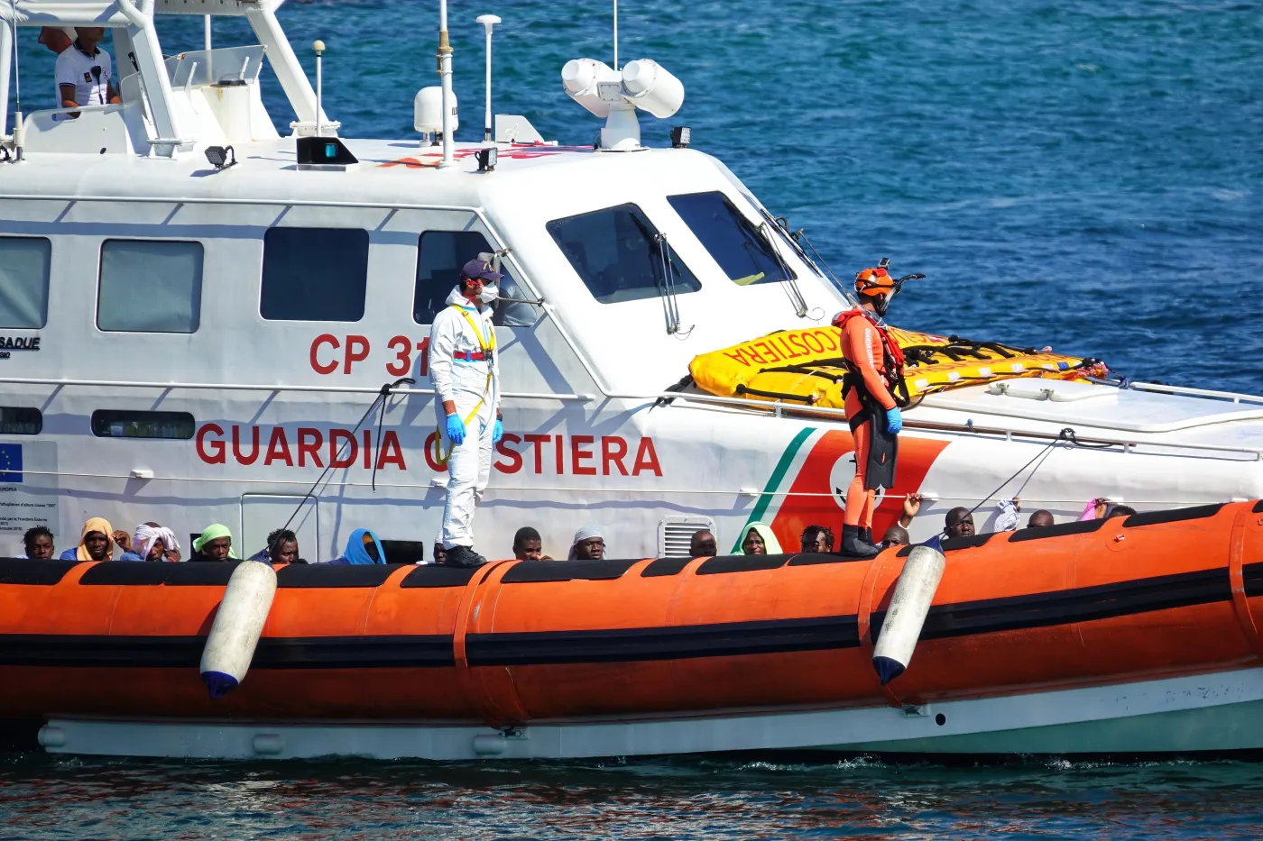 Włoska straż przybrzeżna uratowała ponad 750 migrantów