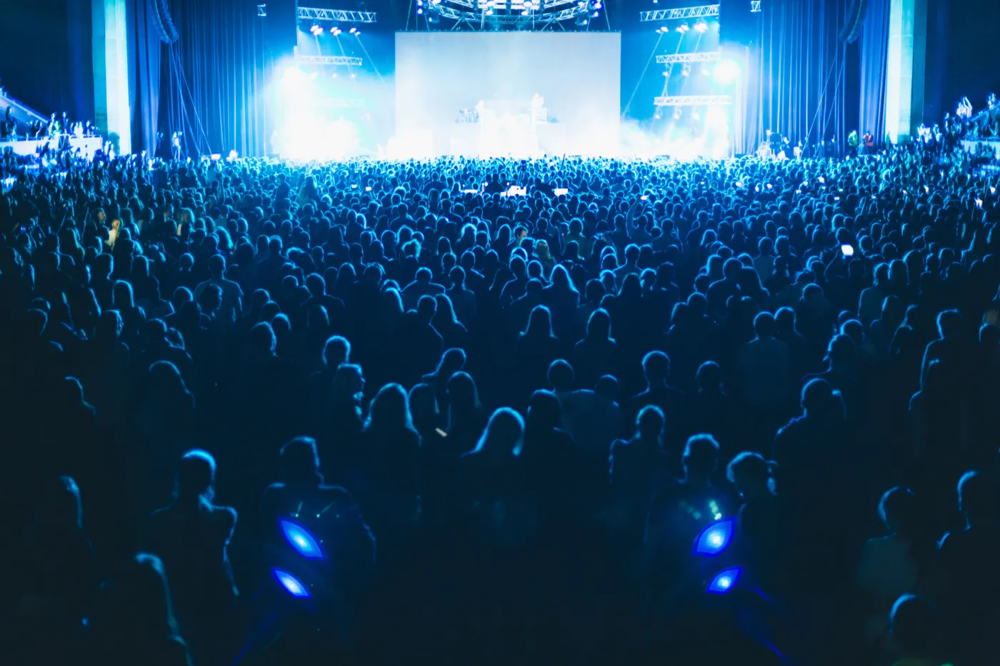 Tak zachował się rosyjski piosenkarz, gdy ochroniarze zabrali fanom ukraińskie flagi. Zaskakująca reakcja