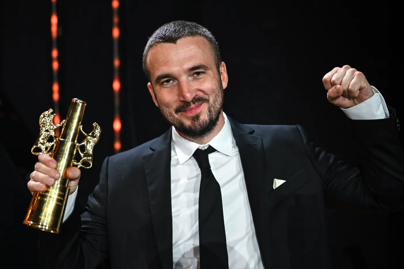 Reżyser Paweł Maślona z nagrodą Złote Lwy za film "Kos" w Gdyni
