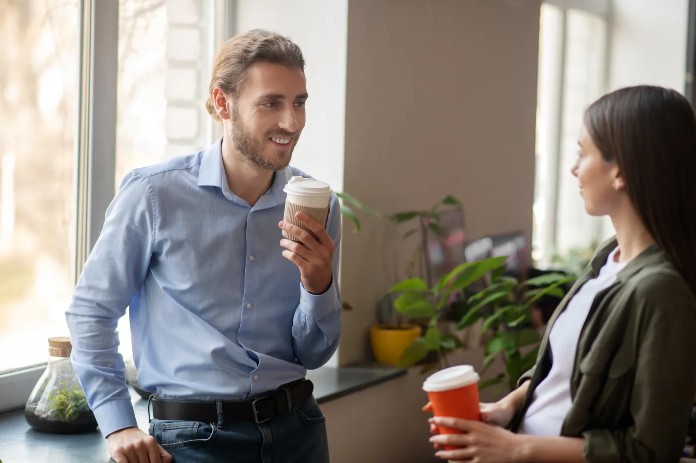 Badacz wskazał 3 słowa, które uczynią cię mistrzem small talk. Inspiracją była... teściowa