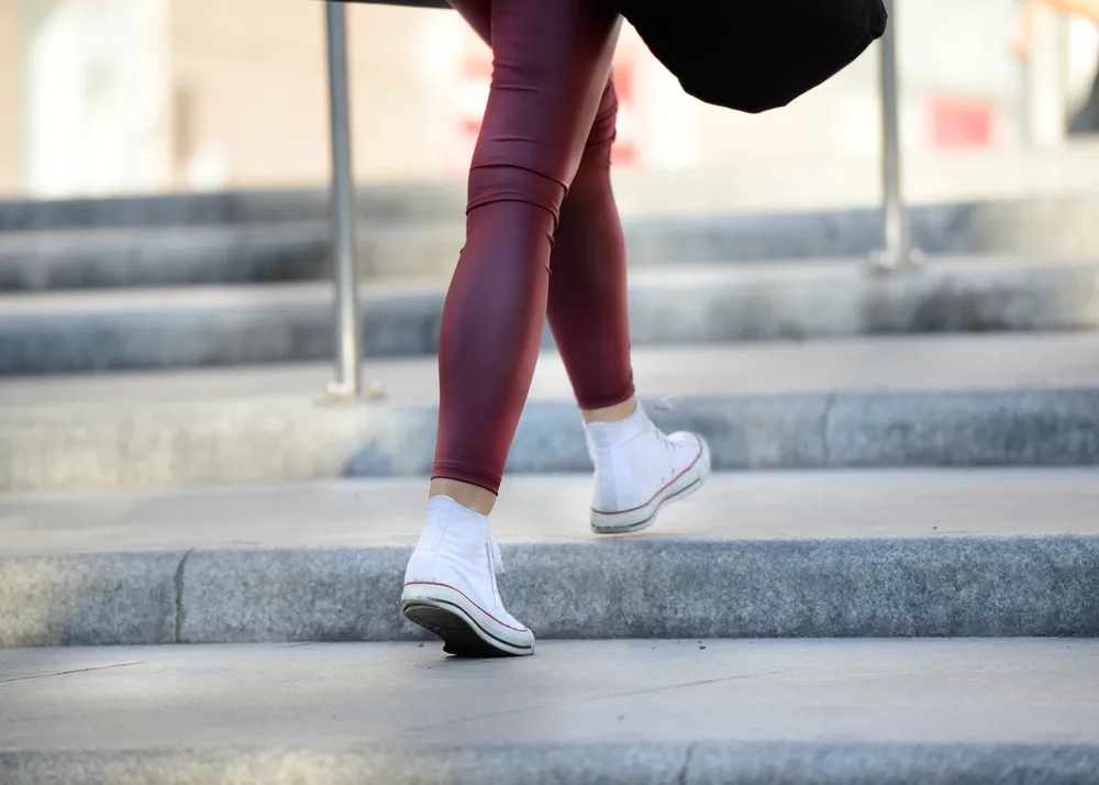 Kobieta idąca po schodach