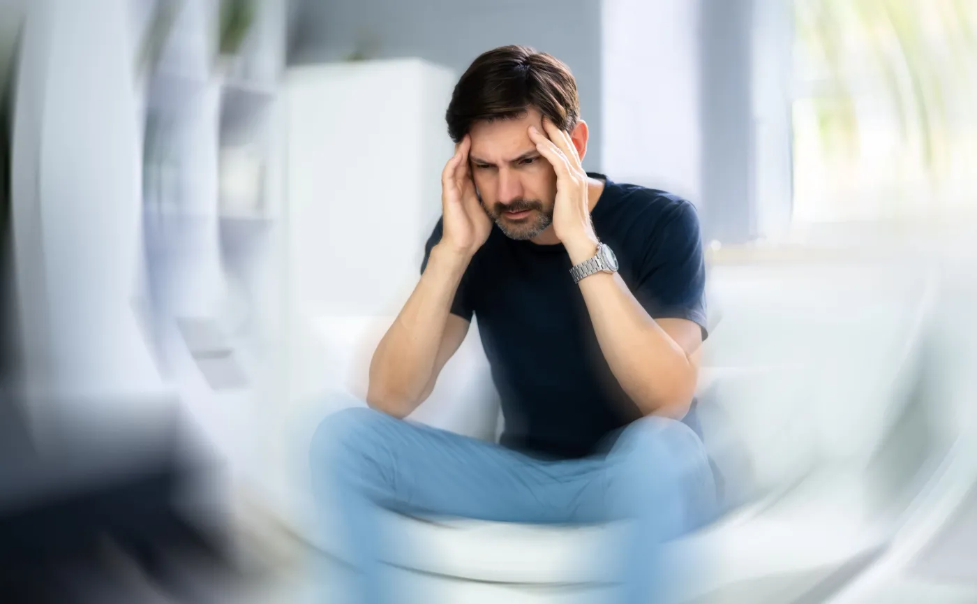 Mężczyzna ma udar mózgu, ból głowy, migrena